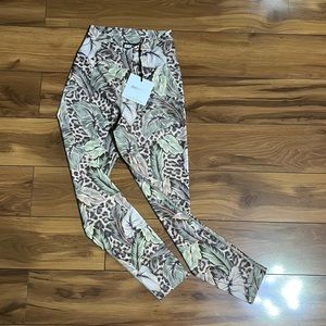 V cut - Beach Riot leggings new with tags size medium